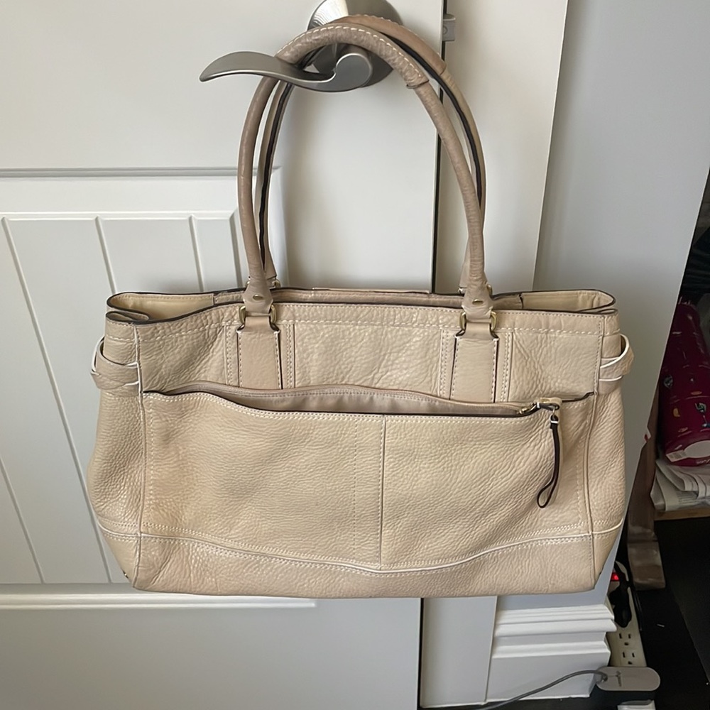 Coach light tan/cream Hampton shoulder bag. - Picture 2 of 16